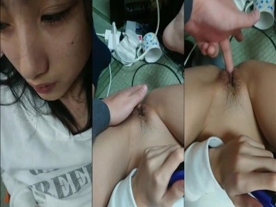 Em nữ sinh cứ nằm chơi game còn anh móc ở dưới