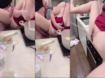 Nhờ em quay phim lúc chịch mà sướng quá chị đái ướt hết nhà